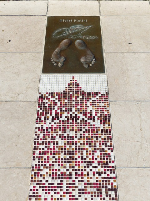 西媒：姆巴佩对在皇马踢9号位不太舒服，他希望首发左路.